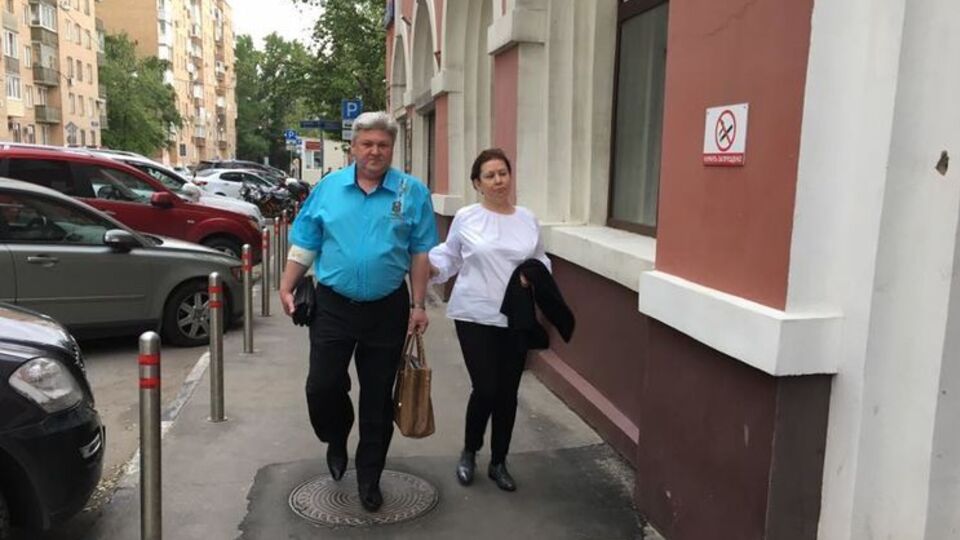 Директор бібліотеки української літератури міста Москви Наталія Шаріна з чоловіком біля будівлі суду