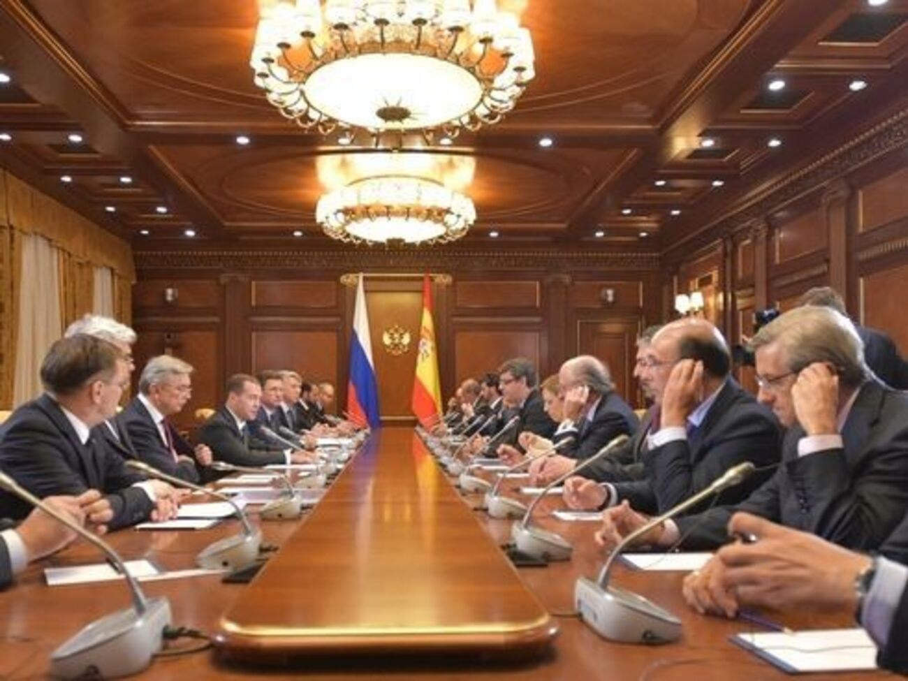 Іспанські бізнесмени, які зустрічалися з Медведєвим, не можуть покинути його резиденції