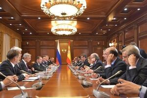 Іспанські бізнесмени, які зустрічалися з Медведєвим, не можуть покинути його резиденції