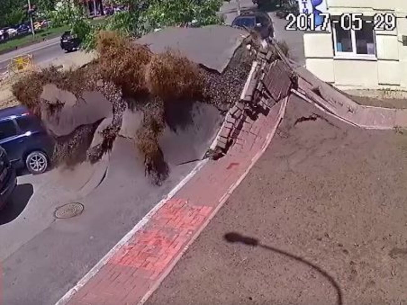 Вода буквально взорвала асфальт изнутри