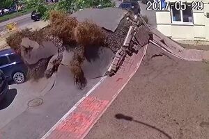 Вода буквально взорвала асфальт изнутри