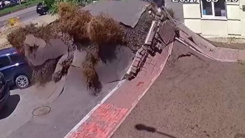 Вода буквально взорвала асфальт изнутри