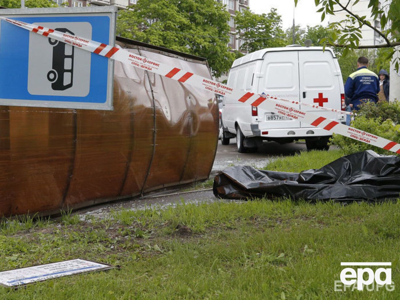 Чоловік загинув, коли на нього впала автобусна зупинка