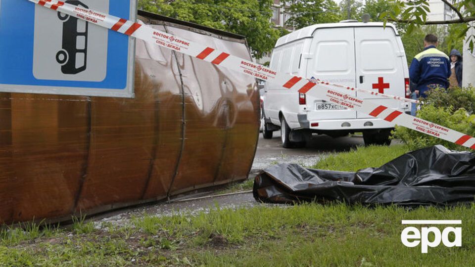 Мужчина погиб, когда на него упала автобусная остановка