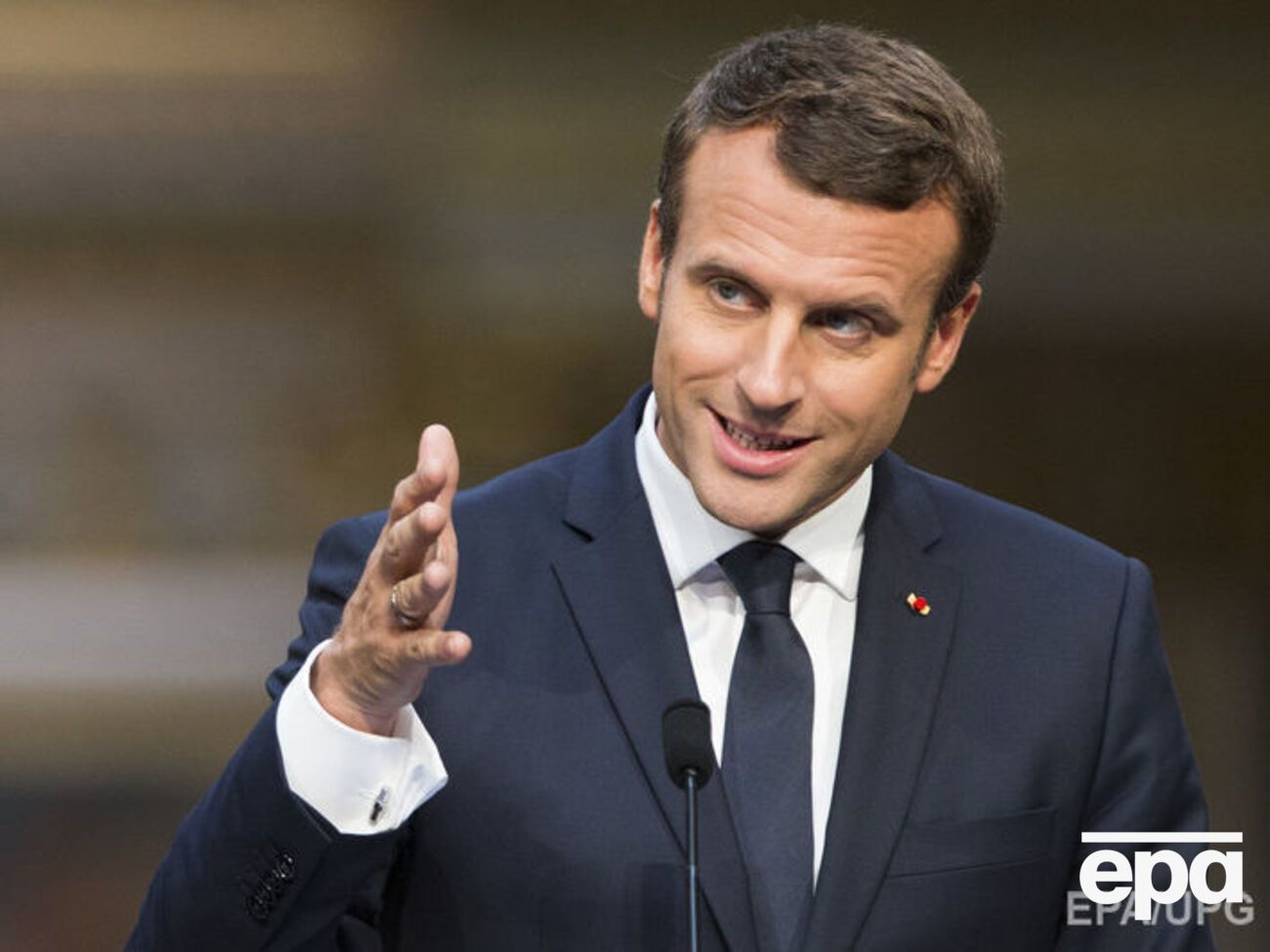 Макрон: Якщо хтось поширює наклепи, то це вже не журналісти