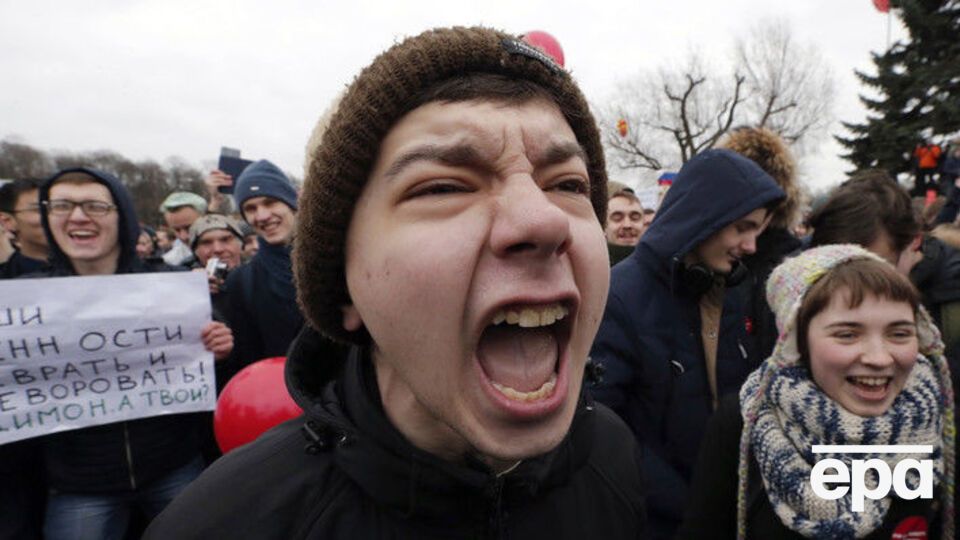 Педагоги погрожують наслідками учасникам російських мітингів проти корупції