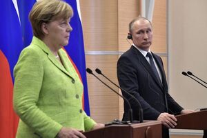 По наблюдениям корреспондента "Дождя", Путин часто поглядывал на Меркель