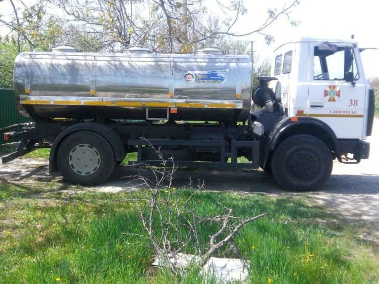 Для підвезення води в Авдіївку використовують три автомобілі