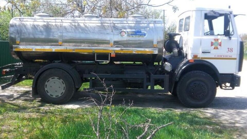 Для підвезення води в Авдіївку використовують три автомобілі