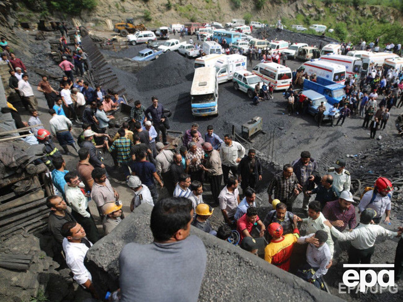Рабочие, спасатели и медики у шахты в Азадшахре