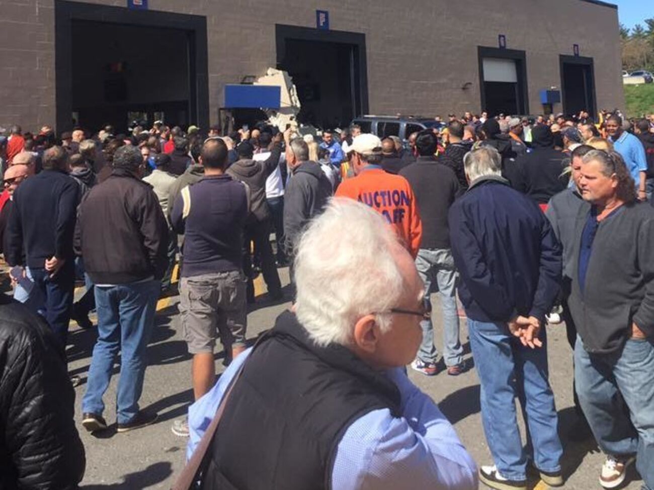 Джип врезался в людей на автомобильном аукционе