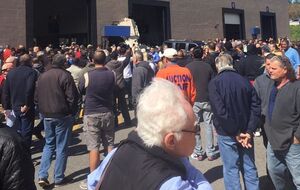 Джип врезался в людей на автомобильном аукционе