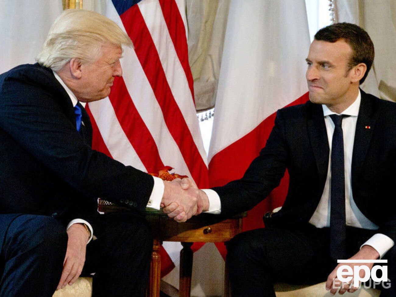Макрон (справа) назвал свое рукопожатие с Трампом "моментом истины"