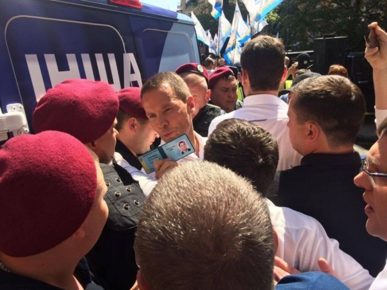 Правоохоронці обмежили доступ до мікроавтобуса з атрибутикою Саакашвілі народному депутату Юрієві Дерев'янку
