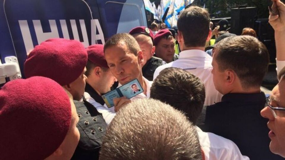 Правоохоронці обмежили доступ до мікроавтобуса з атрибутикою Саакашвілі народному депутату Юрієві Дерев'янку