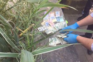 Чиновників затримали під час отримання грошей