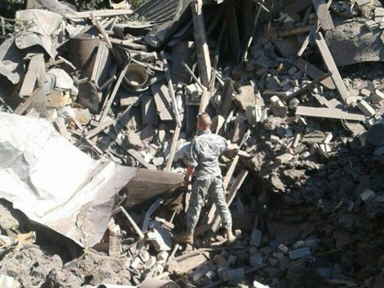 Місце попадання снаряда бойовиків у Красногорівці