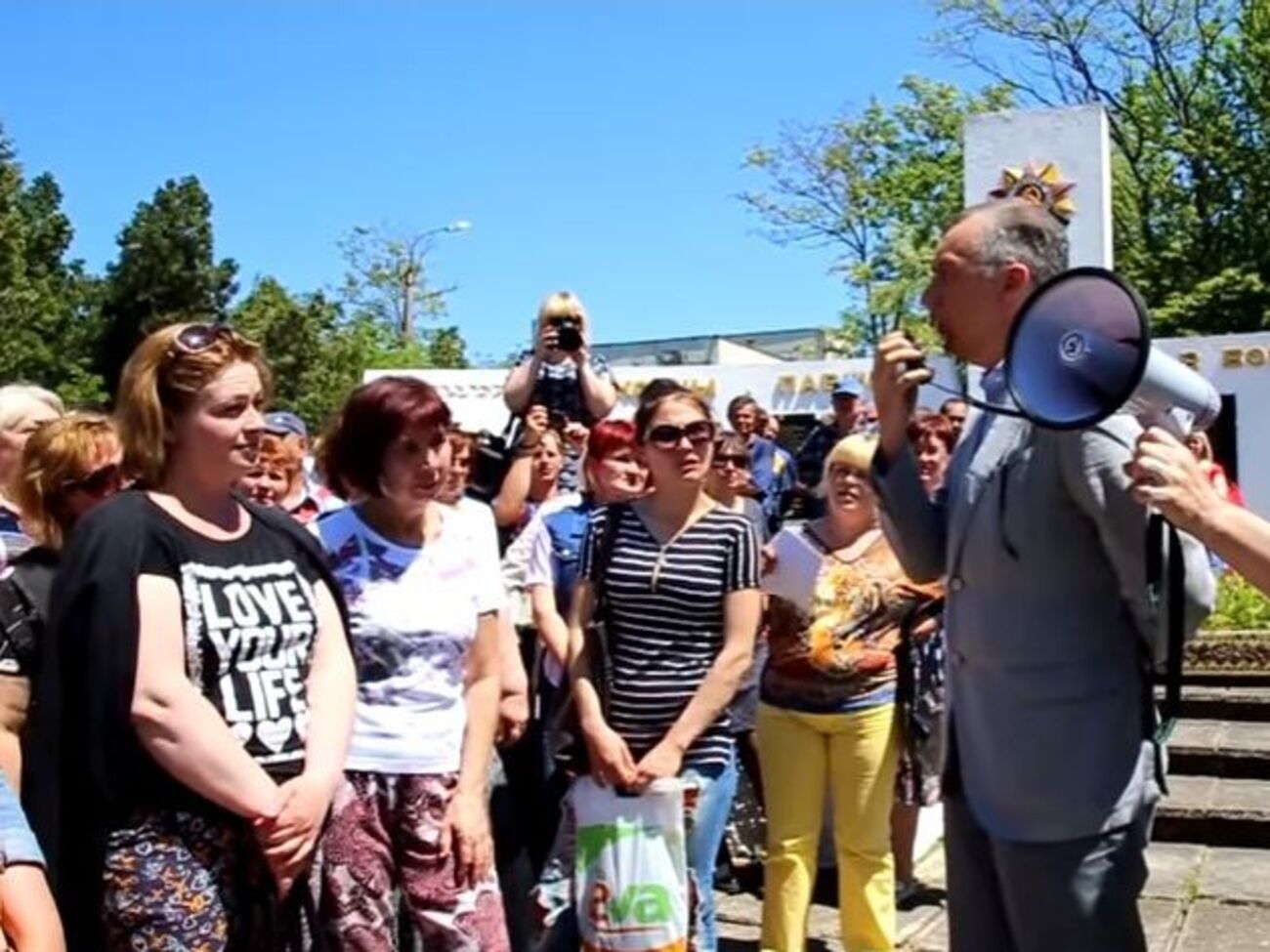 До протестувальників вийшов представник окупаційної влади