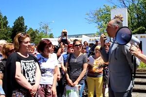 До протестувальників вийшов представник окупаційної влади