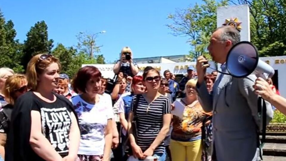 До протестувальників вийшов представник окупаційної влади