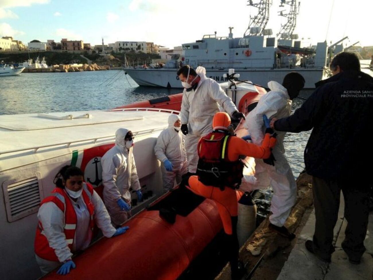 Путь через Средиземное море опасен для беженцев, заявили в ООН