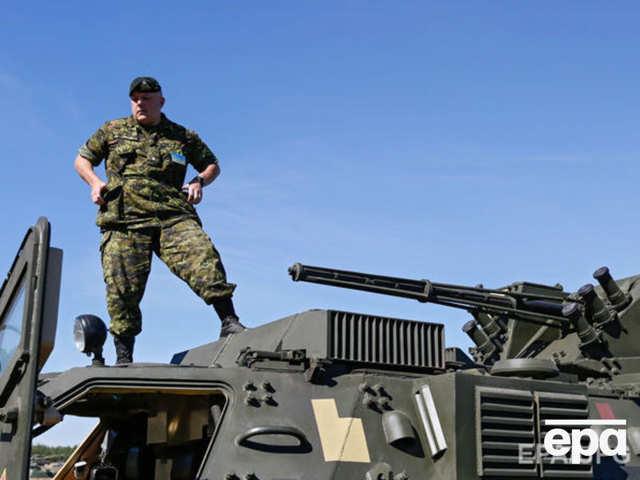 Згідно з підписаним учора наказом, на службу можуть призвати осіб до 43 років, які закінчили військові кафедри, мають вищу освіту і первинне офіцерське звання