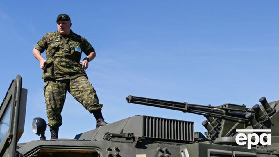Згідно з підписаним учора наказом, на службу можуть призвати осіб до 43 років, які закінчили військові кафедри, мають вищу освіту і первинне офіцерське звання