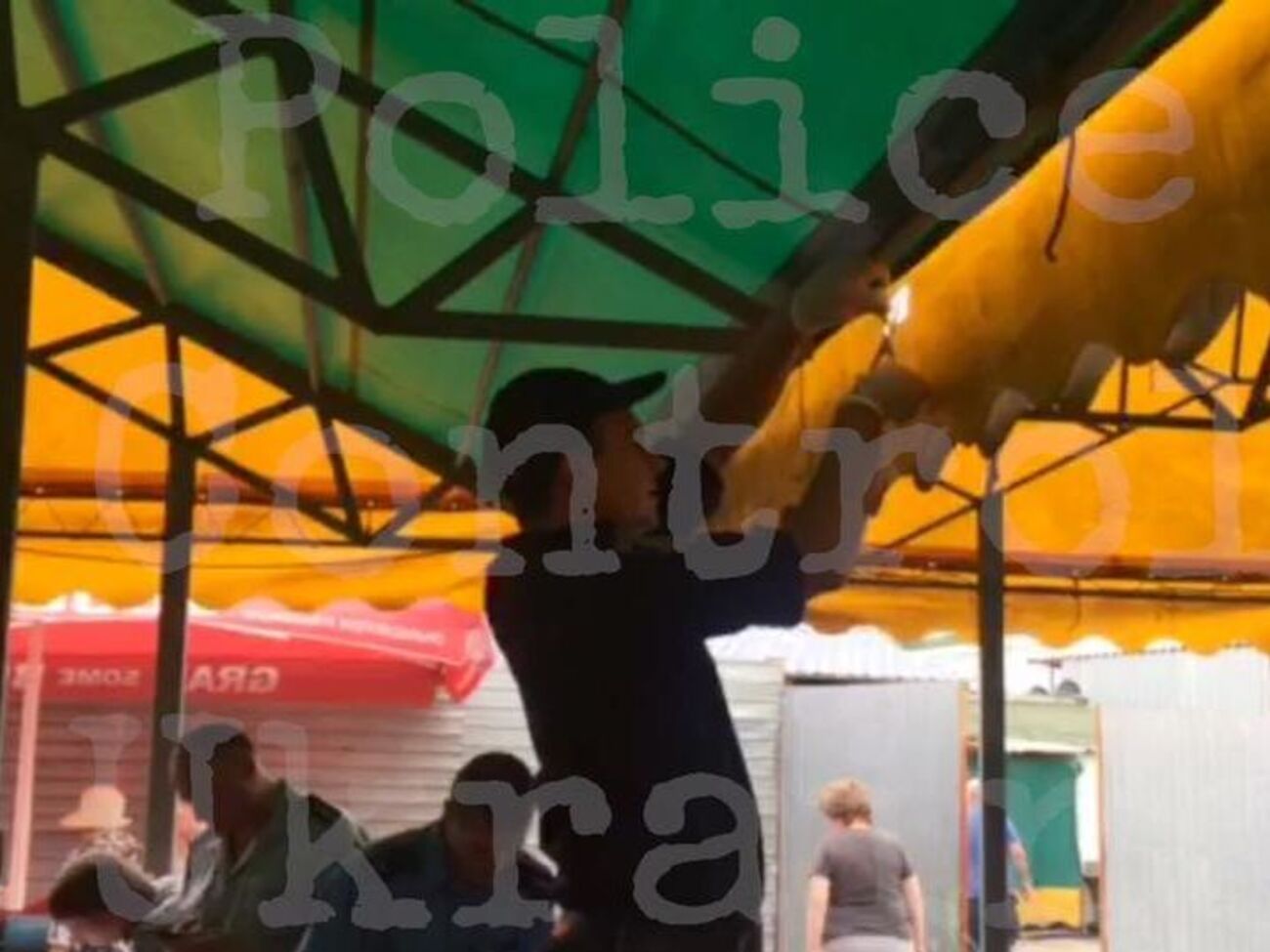 Полицейский-спецназовец выстрелил в воздух на рынке из травматического пистолета