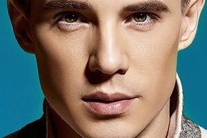 Відбулася прем'єра кліпу на пісню "Зажигать молодым" співака Oleynik