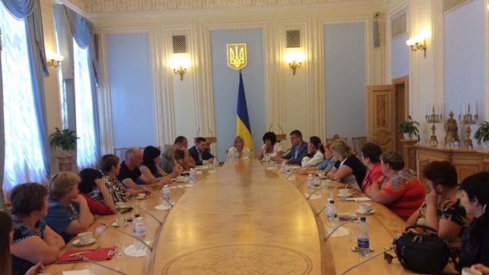 На зустрічі із сім'ями заручників були обговорені соціальні питання підтримки сімей та необхідність удосконалення законодавства в питанні зниклих безвісти, заявила Ірина Геращенко