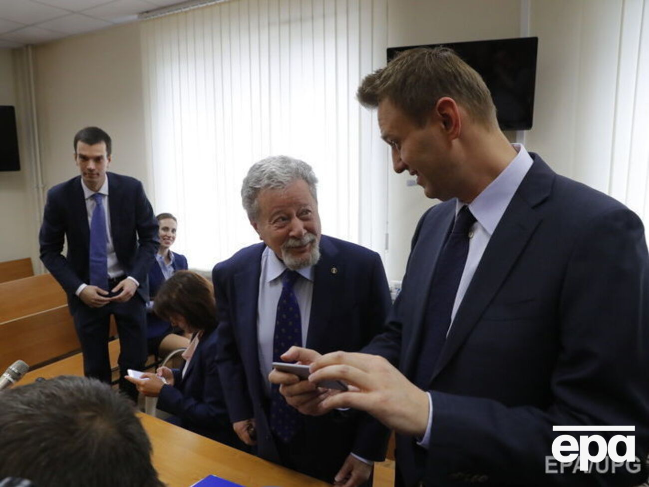 Навальний (на фото праворуч) сказав, що не буде видаляти фільм "Він вам не Дімон"