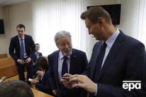 Навальный (на фото справа) сказал, что не будет удалять фильм "Он вам не Димон"