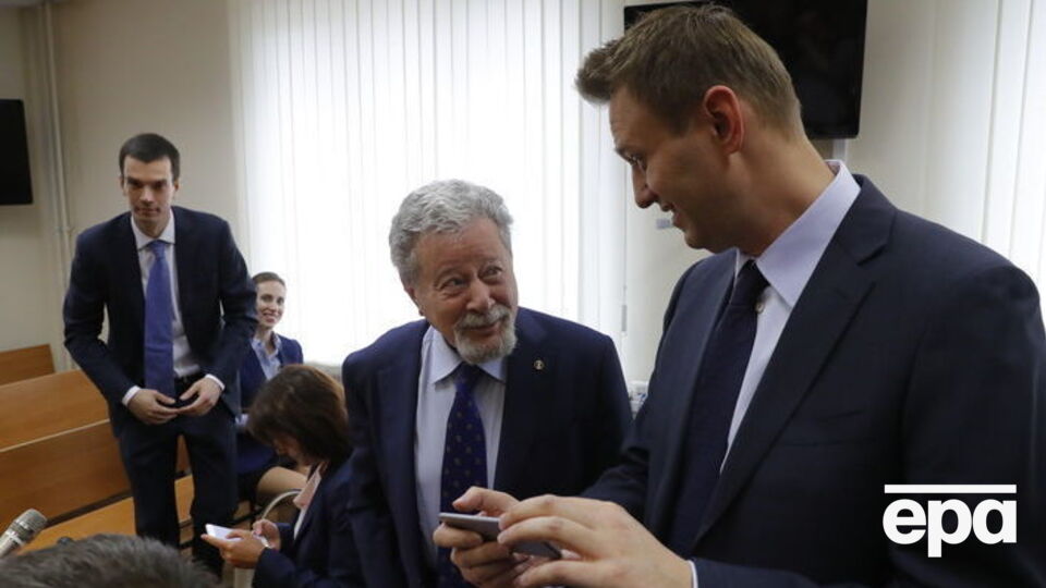 Навальний (на фото праворуч) сказав, що не буде видаляти фільм "Він вам не Дімон"