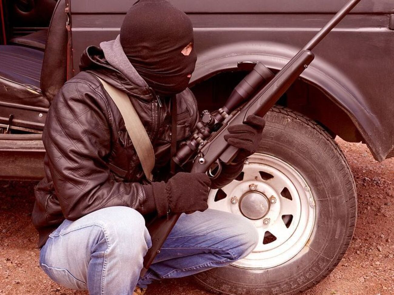 Часть людей в балаклавах уже сложила оружие