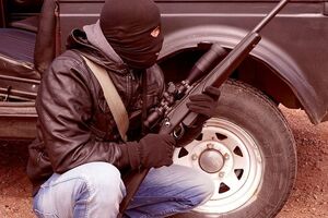 Часть людей в балаклавах уже сложила оружие