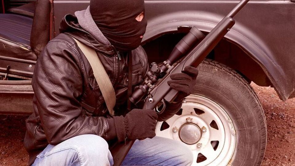 Часть людей в балаклавах уже сложила оружие