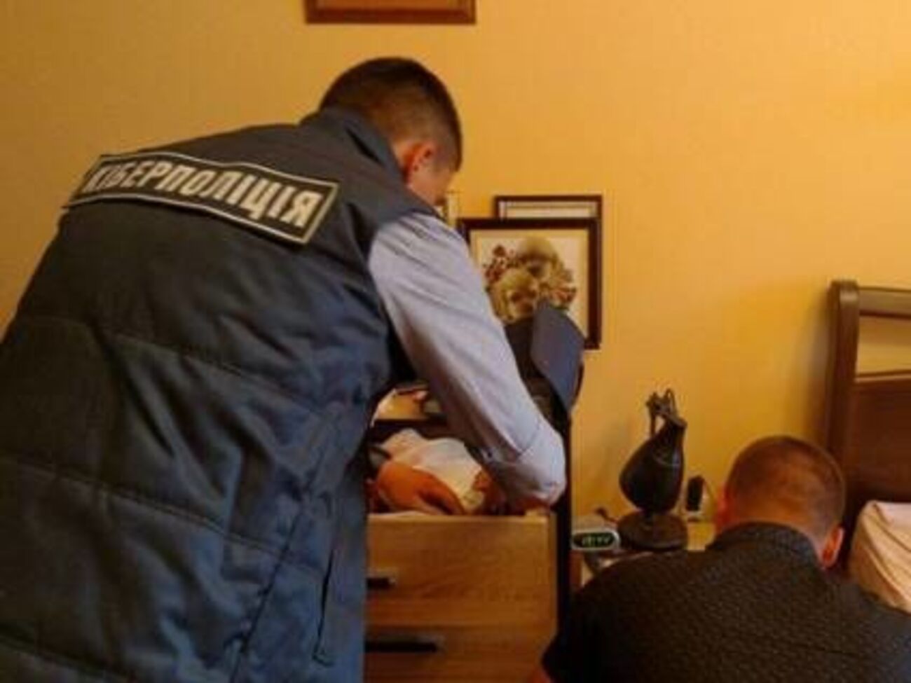 Поліція виявила в будинку співробітника Держспецзв'язку порнографічні матеріали, які він поширював через інтернет