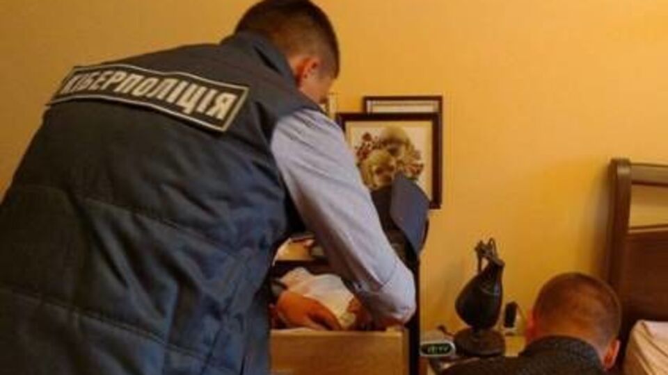Поліція виявила в будинку співробітника Держспецзв'язку порнографічні матеріали, які він поширював через інтернет