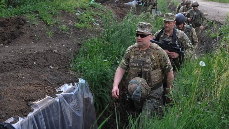 Турчинов: У Мар'їнці і Красногорівці склалася надзвичайно складна ситуація через використання ворогом потужної артилерії