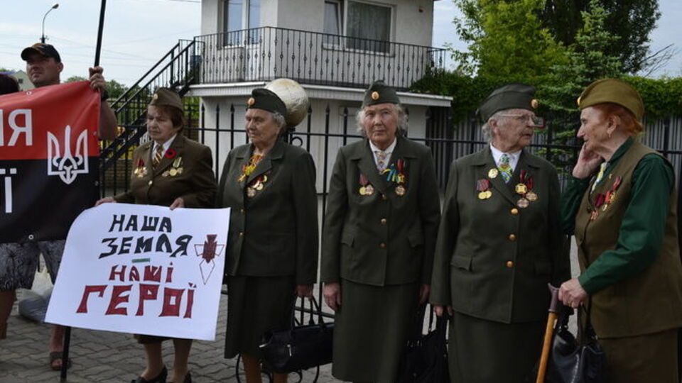 Пикет консульства собрал около 40 участников