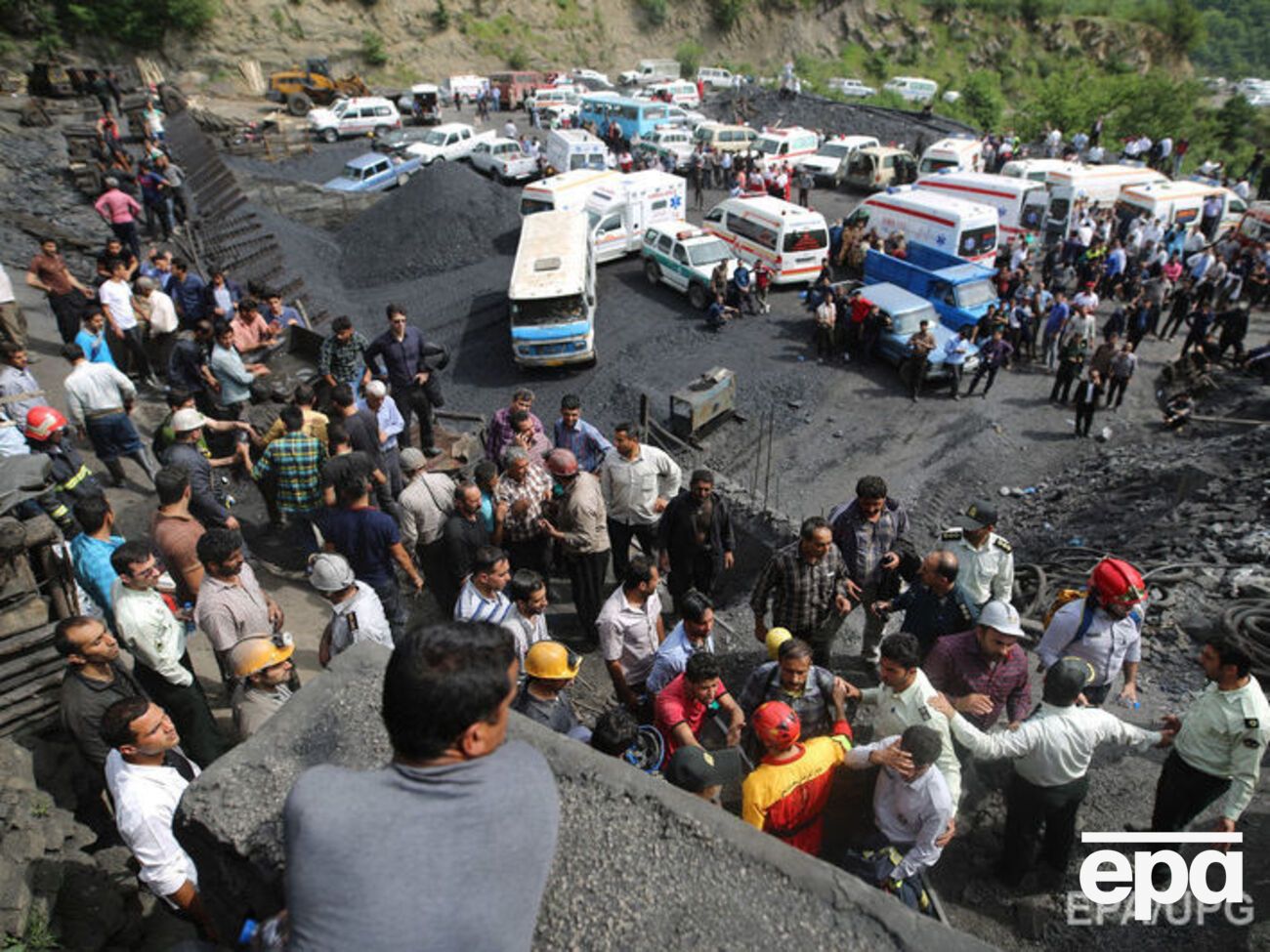 Под завалами остается 81 горняк