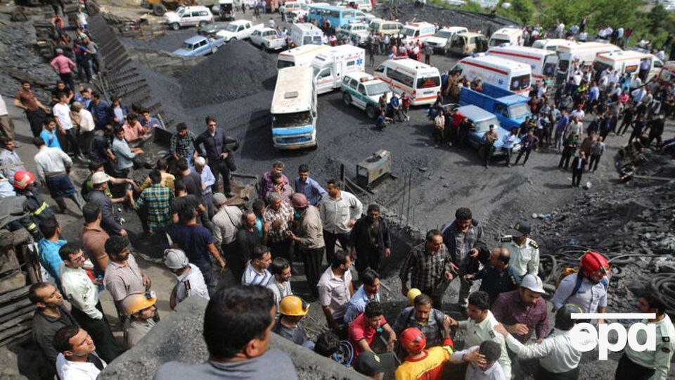 Под завалами остается 81 горняк