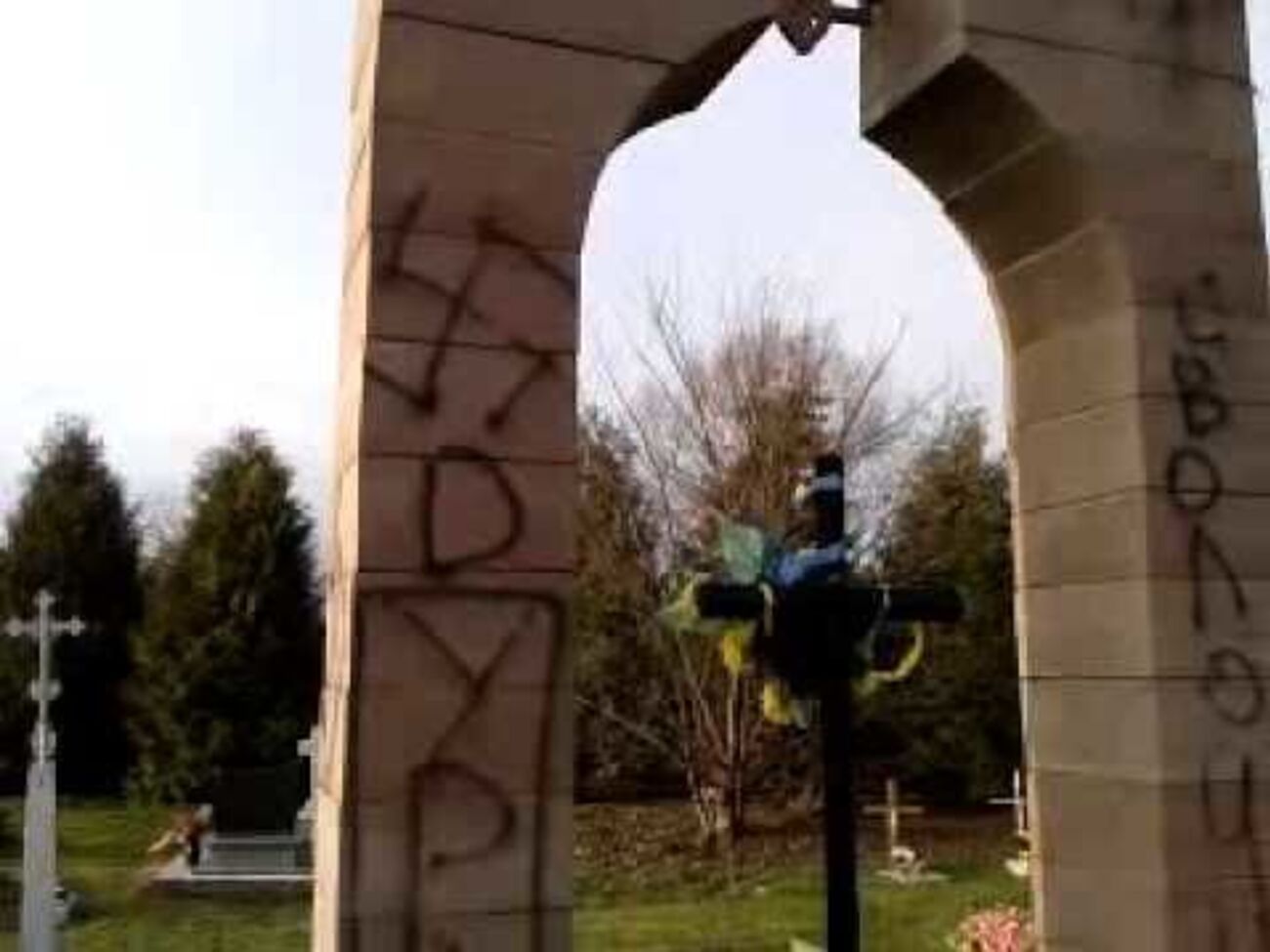 За три года в Польше осквернили 15 украинских памятников. Инфографика