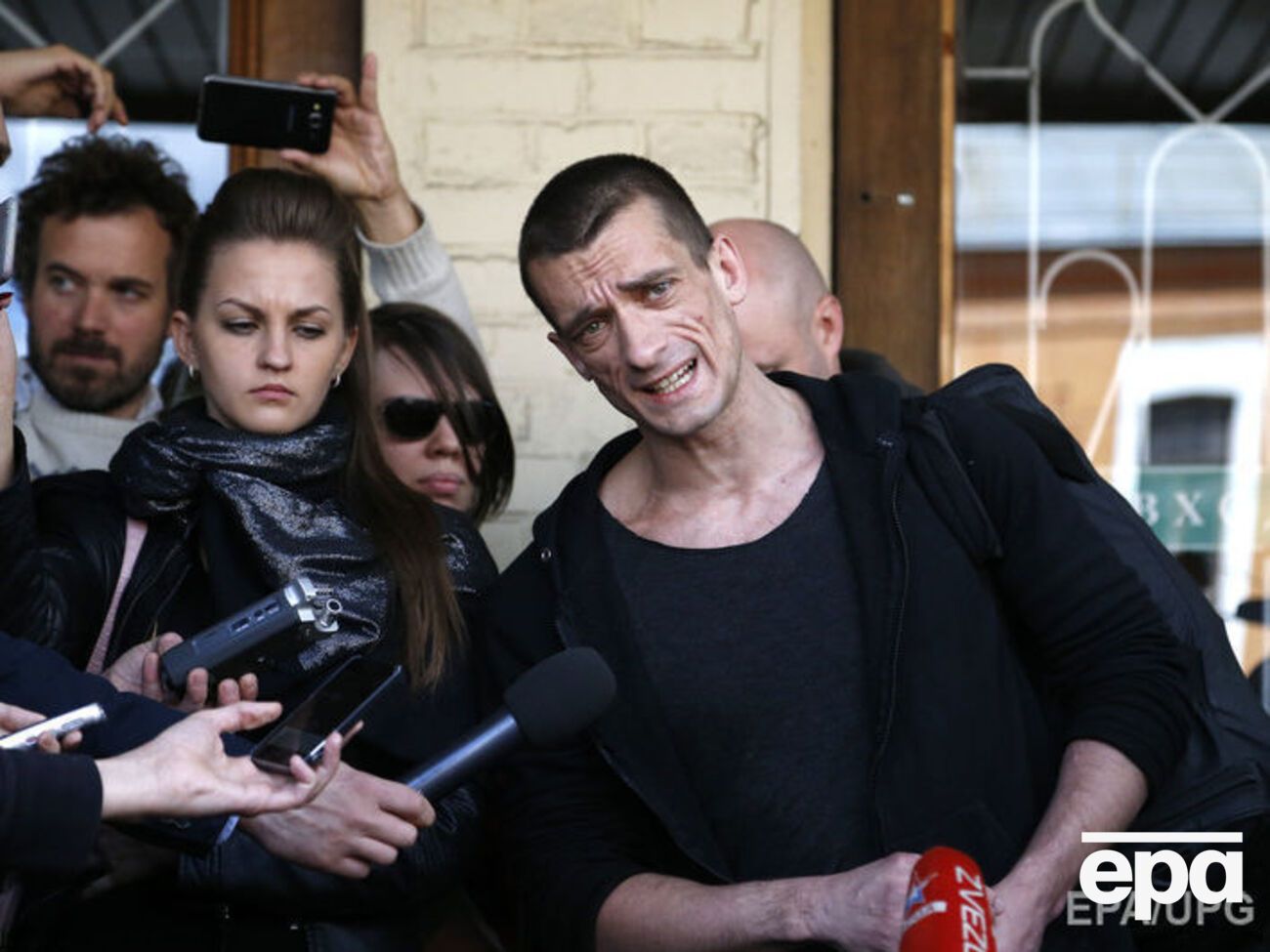 Павленський четвертий місяць живе у Франції