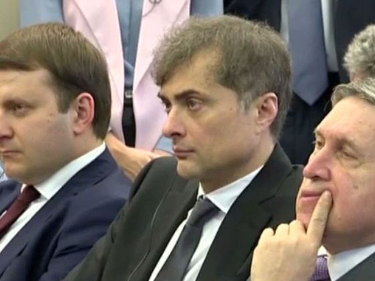 Суркова (по центру) назвали постаревшим и выглядящим болезненно