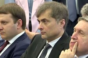 Суркова (по центру) назвали постаревшим и выглядящим болезненно