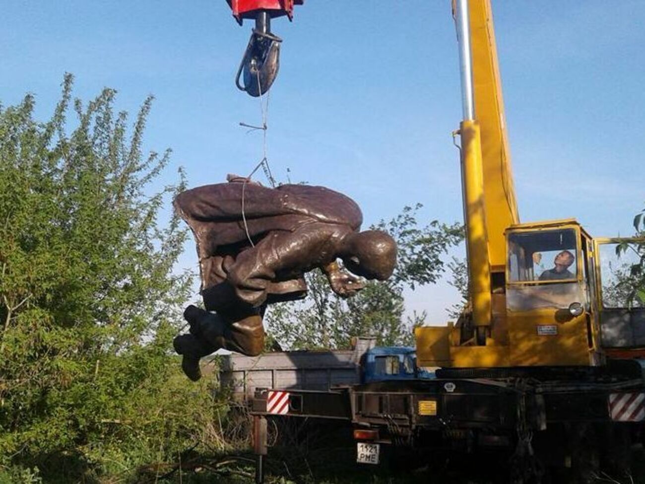 У памятника есть повреждения