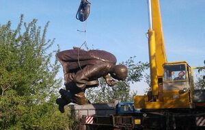 У памятника есть повреждения