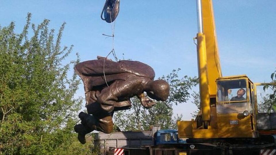 У пам'ятника є пошкодження