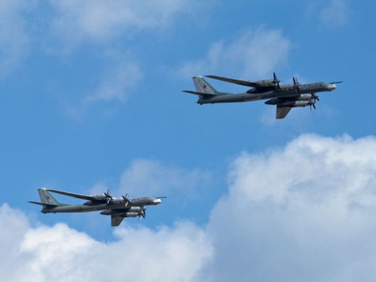 Російські ракетоносці Ту-95МС у супроводі винищувачів Су-35С здійснювали планові польоти, заявили в міноборони РФ